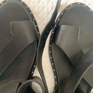 Flat sandal